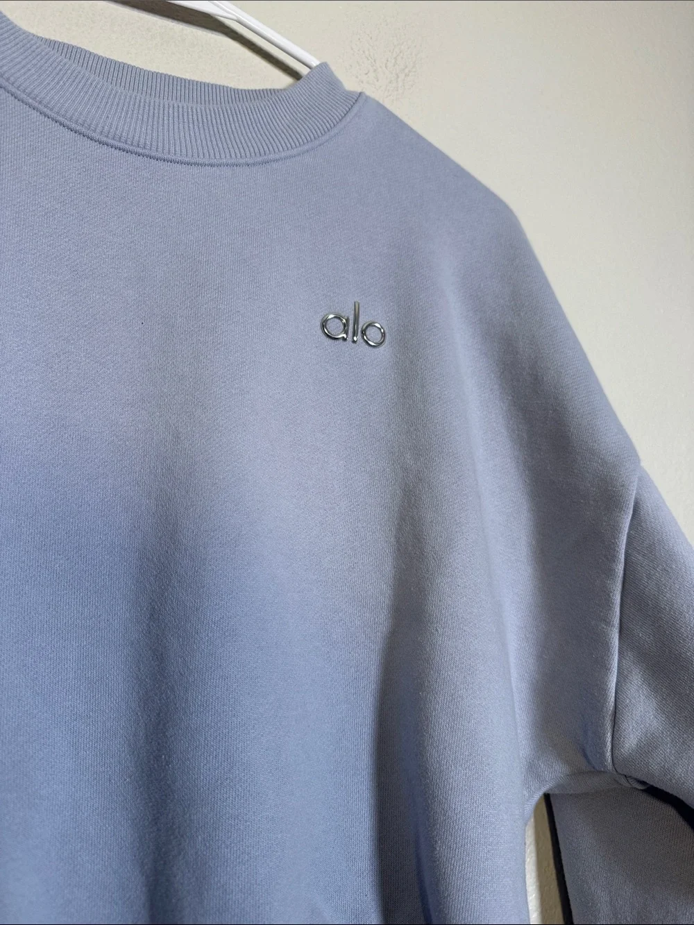 ALO Yoga Cropped Accolade Crewneck in Winter Frost - S EST.